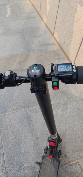 阿尔郎代步滑板车,可骑行10公里左右,可折...