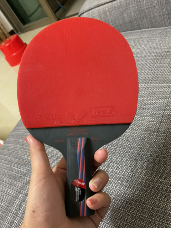 斯蒂卡，9.8直拍，九成新，胶皮是正面蝴蝶...