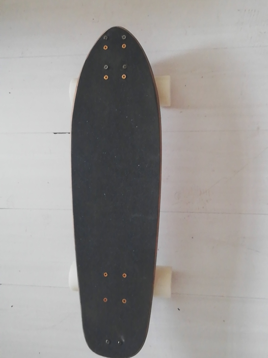 陆地冲浪板。板面长宽为70/20㎝,桥为三...