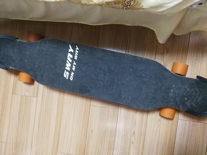 八成新闲置滑板