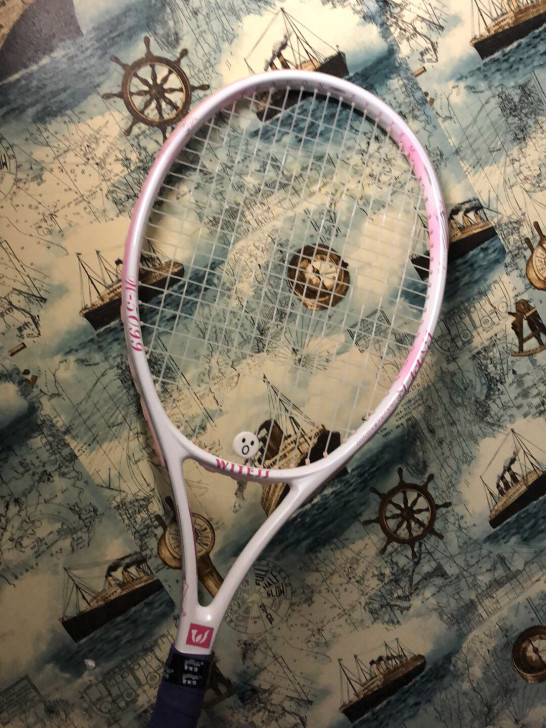 本人因加入网球社团买的拍子,几乎没用过几次...