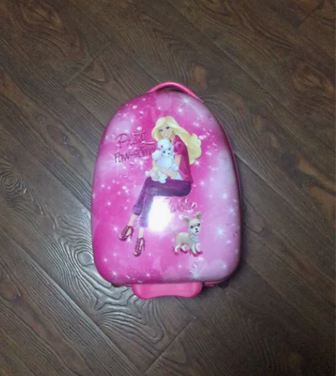 儿童拉杆箱，芭比公主图案，全新，略有划痕。...