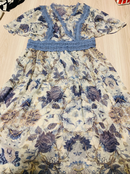 碎花连衣裙. 款式都很好看. 都在实体店买...