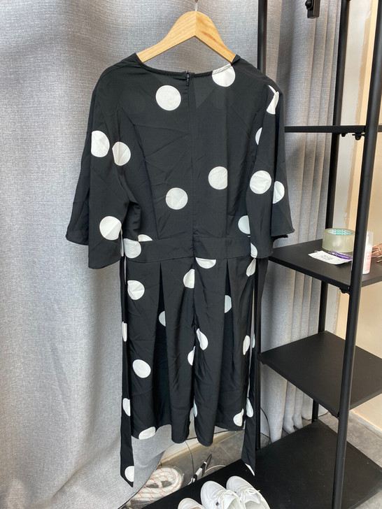 全新波点连衣裙