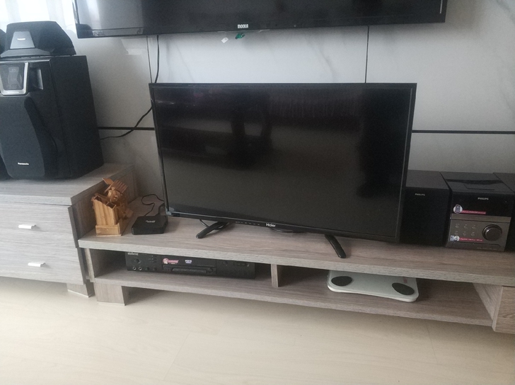 海尔32村液晶，色彩艳丽，可以收看地面数字...