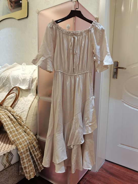 两件裙子都只穿了一次，没有开线没有瑕疵。