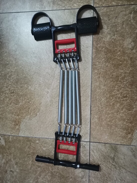 几乎全新的拉力器,可以锻炼手臂,胸,背部。...
