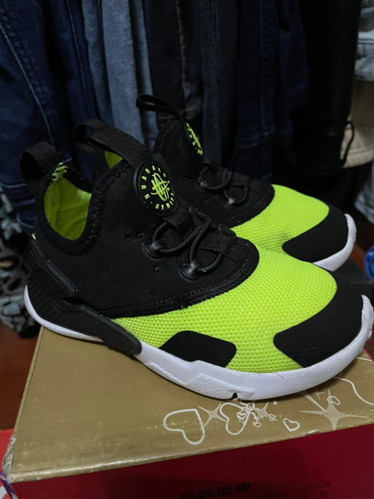 Nike运动鞋，非常舒服，颜色样子也好看，...