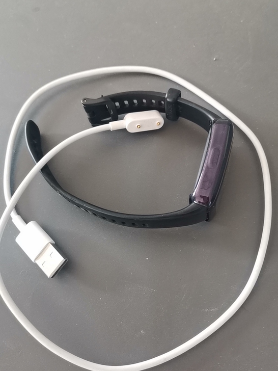 华为荣耀手环6nfc屏幕裂，带壳，120元...