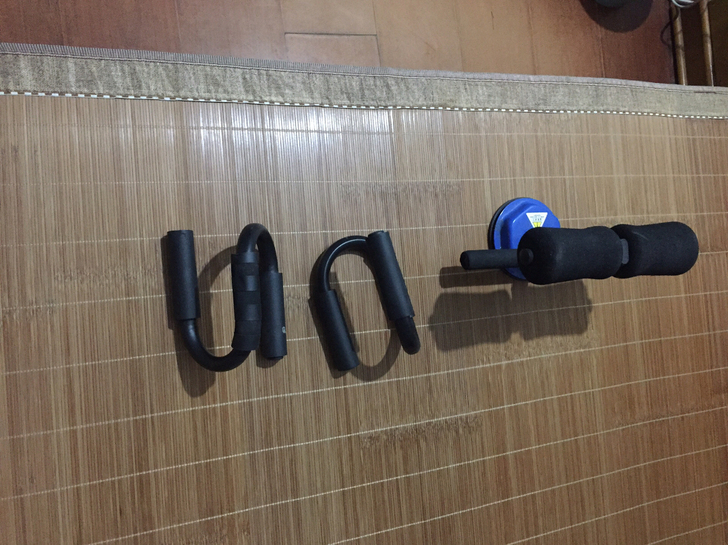 俯卧撑加仰卧起坐，家里闲置，有别的看上的可...