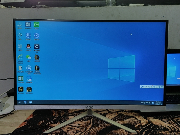 24寸曲面窄边显示器 显示完美 1080p