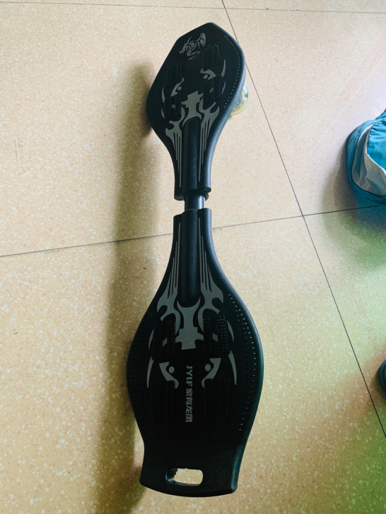 游龙滑板   用了绝对不超过5次，放在家里...