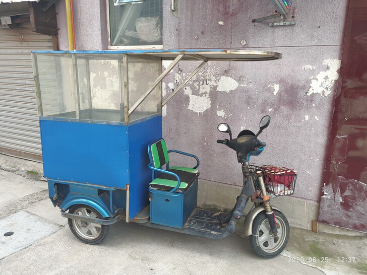 自用一手电瓶三轮车,一千多块钱定做了雨棚。...
