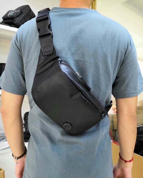 暇步士正品全新正品腰包胸包斜挎背包