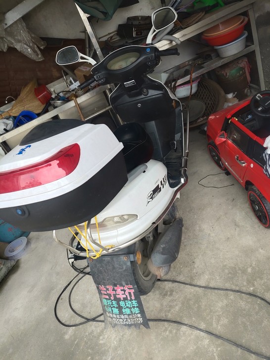 吉利踏板摩托车