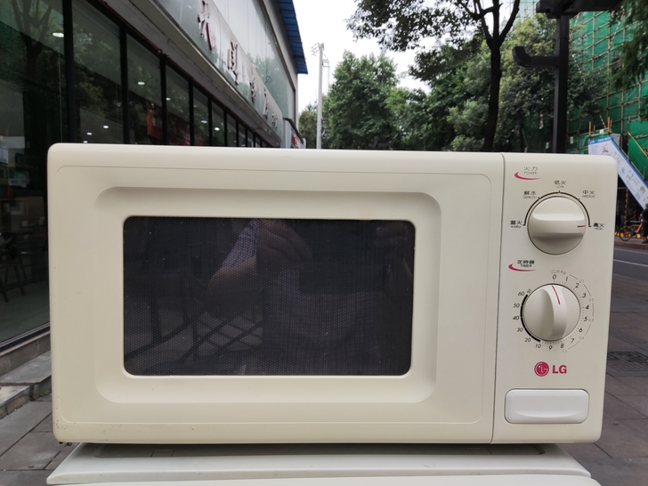 LG微波炉，成色如图，功能一切正常，内外干...
