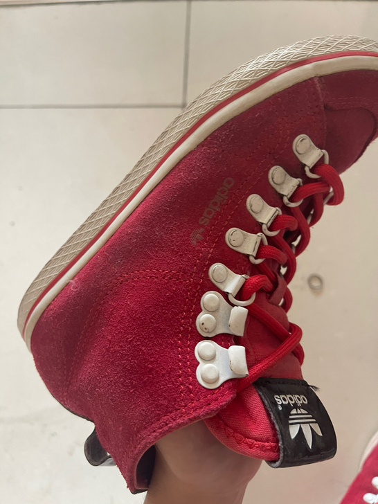 阿迪达斯三叶草