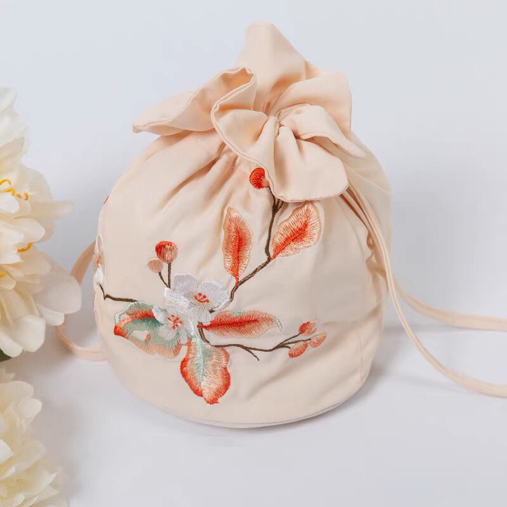 出 重回汉唐 原创少女风秋怡美少女手拿便携...