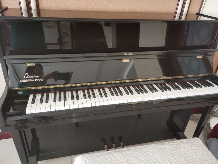 NORDISKA钢琴，买时一万多，送琴凳
