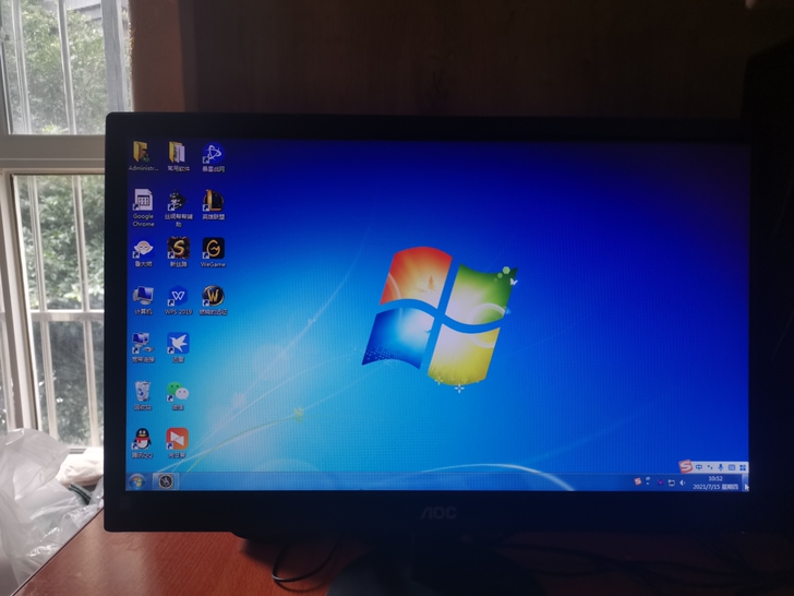 AOC  19 寸显示器，没有暗病东西完好...