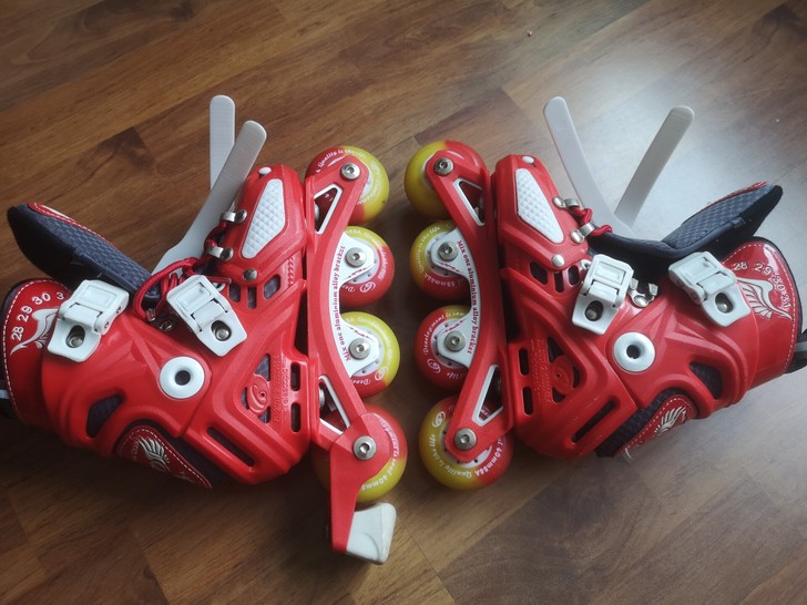 七彩轮滑俱乐部的轮滑鞋，原价300元，九成...