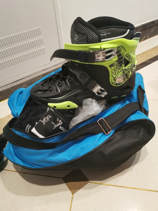 乐秀RX4专业版轮滑鞋，42码，配套设施齐...