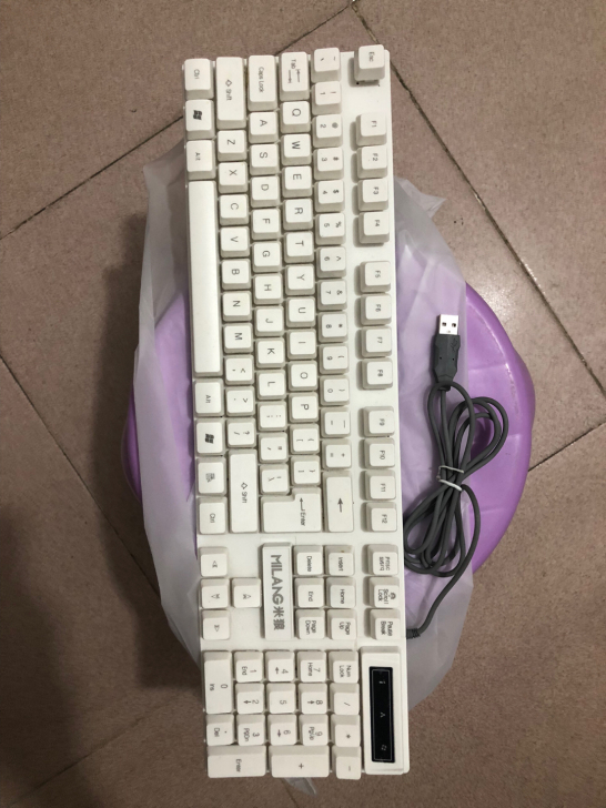 电脑键盘带彩灯，功能一切正常。