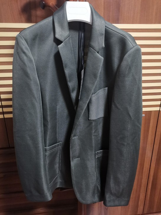 全新男士西服，橄榄绿，晚上灯光拍的有偏差，...