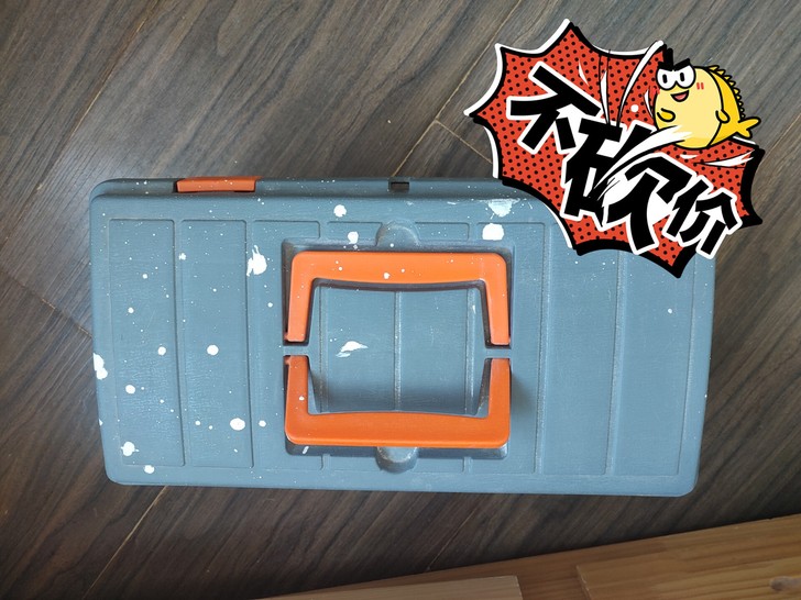 八成新画箱,没怎么用过,因装修外表有少许涂...