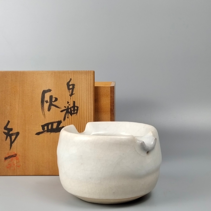 清水卯一造白釉灰皿（烟灰缸）。带原箱，有轻...