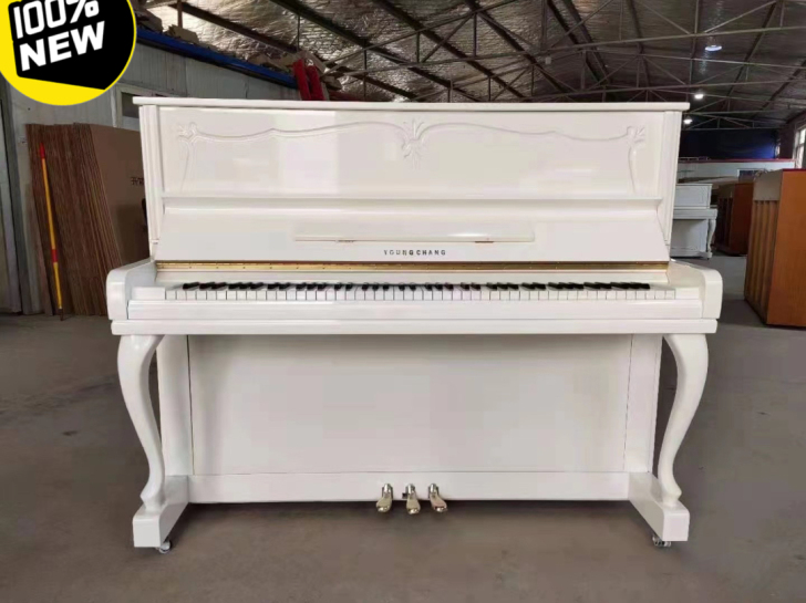 白色钢琴现货,工厂的师傅把这些琴处理的像艺...