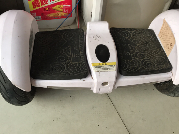 领奥平衡车，摔了一下不通电了