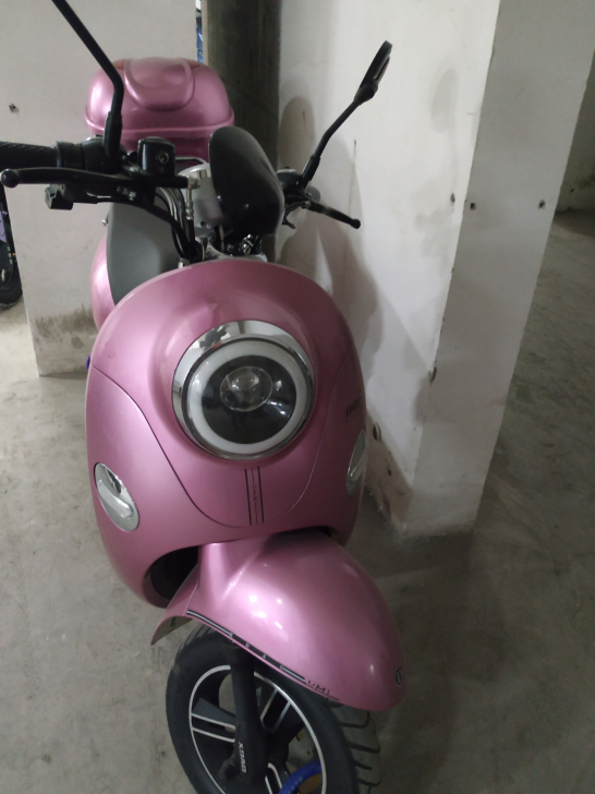 今年四月份买的全新小刀电动车，成色如图，7...