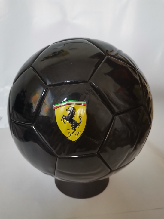 全新，正品，法拉利5号贴皮足球，有轻微褶皱...