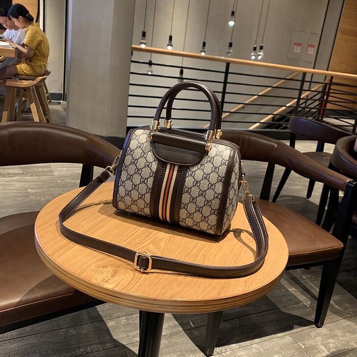 休闲斜挎女士枕头包,全新的