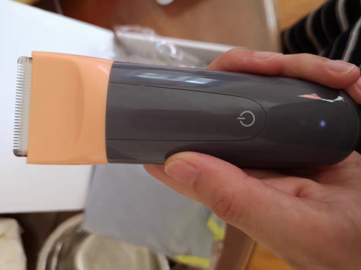 理发器,很小巧,理发特干净,带三个卡尺。。...