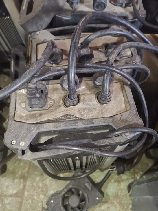 极飞无人机19款充电器，700不包邮，非诚...