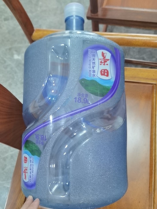 矿泉水大水桶2个。一个30元