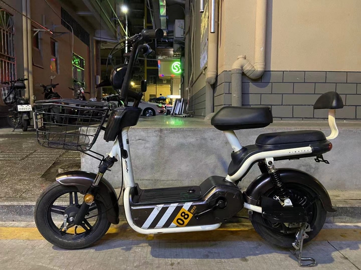 爱玛电动车，成色很好九成新，48V12A铅...