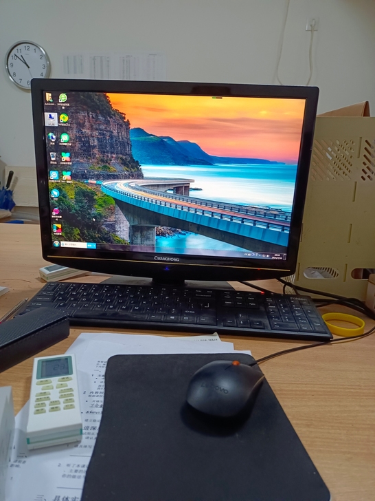 一套理想主机，19寸显示器，键盘鼠标，音响...