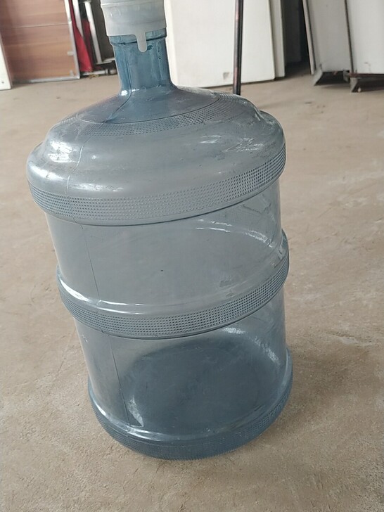4个饮水机的大号桶,矿泉水桶,纯净水。4个...