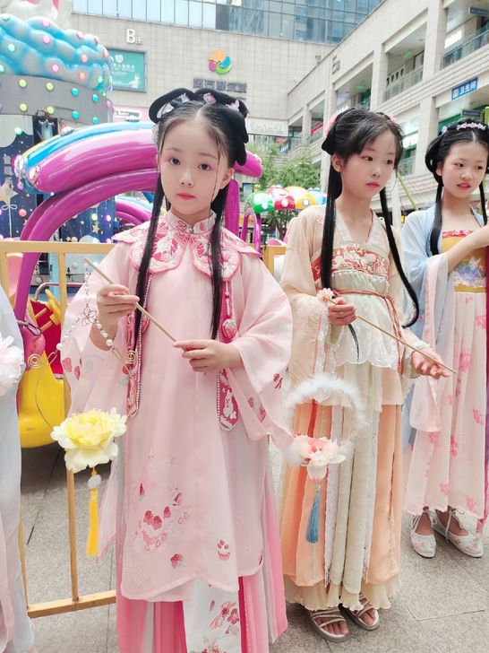 十三余初立精品儿童汉服出租，29.9一天
