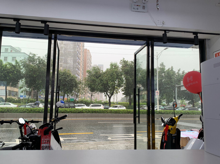 哈啰高科技电动车，无钥匙解锁，远程操控，精...