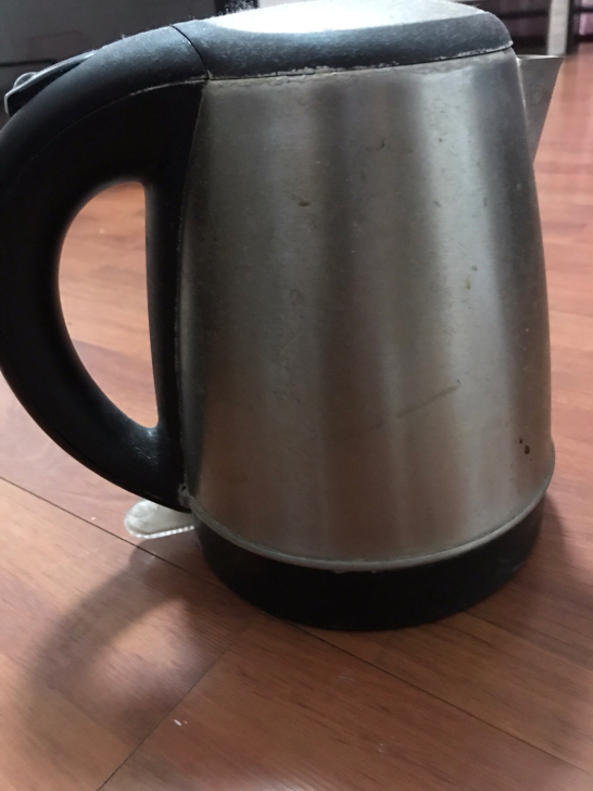 苏泊尔电茶壶五成新。需要的带走。正常使用