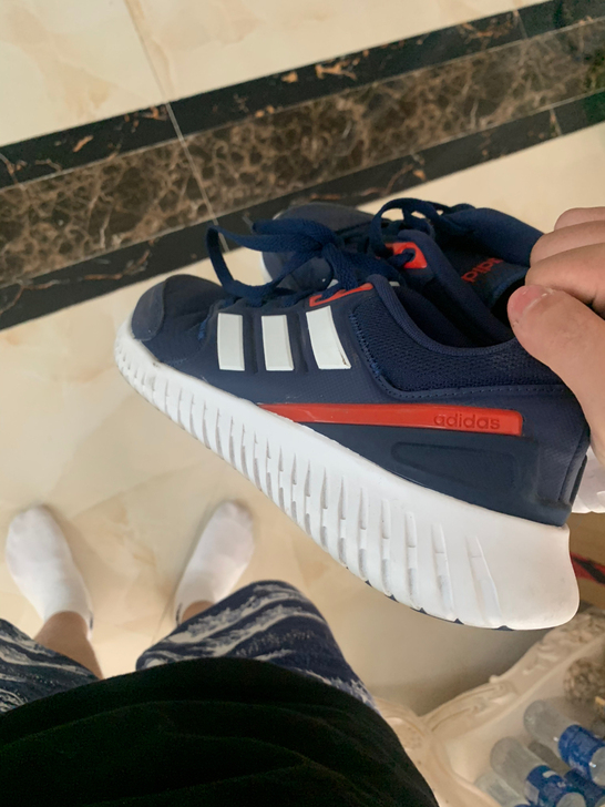 Adidas跑步鞋，以前买来在跑步机上跑步...
