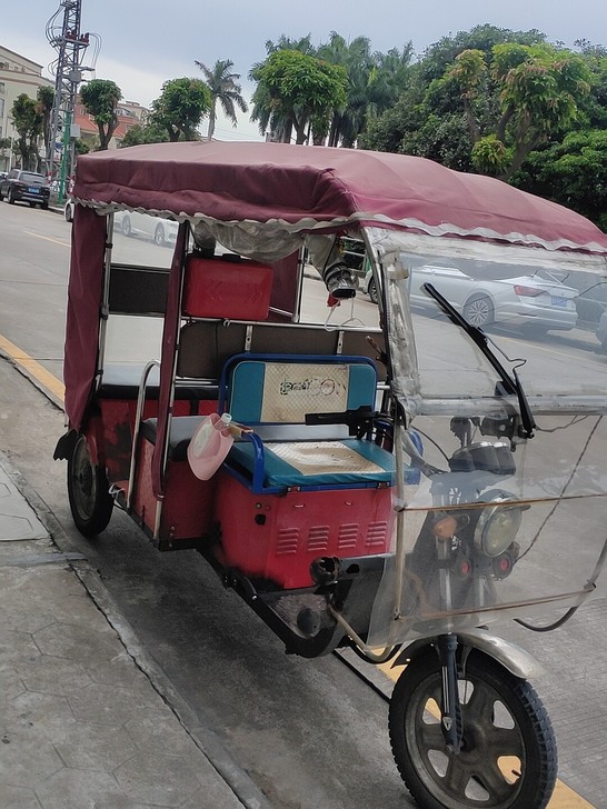 电动三轮车，载客三轮车，装有发电机可烧汽油...