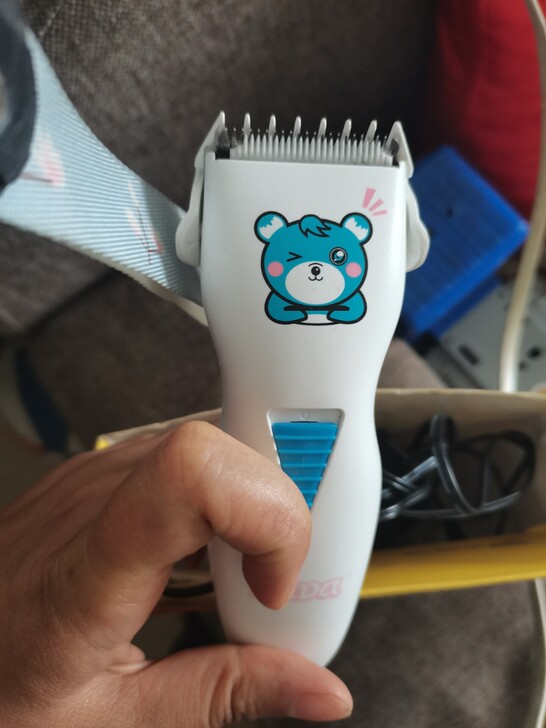 DADA婴儿理发器，充电器完好，没得围裙了。