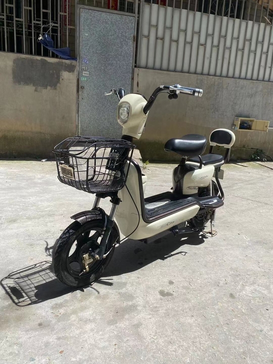 转让一台爱玛电动车，原车原图980。