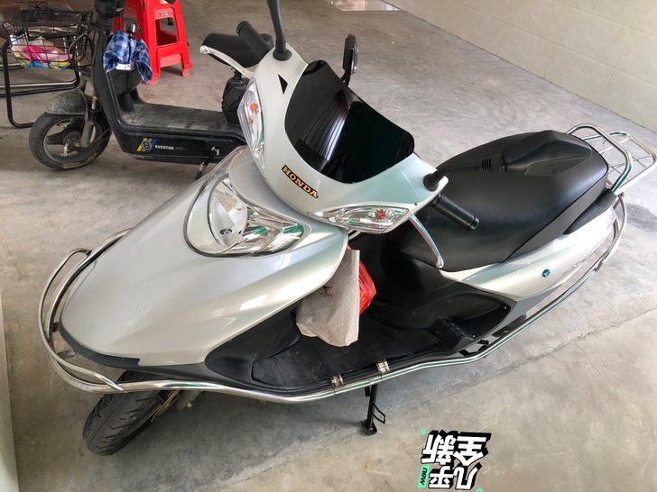 五羊本田摩托车，手续齐全，新车入手半年左右...