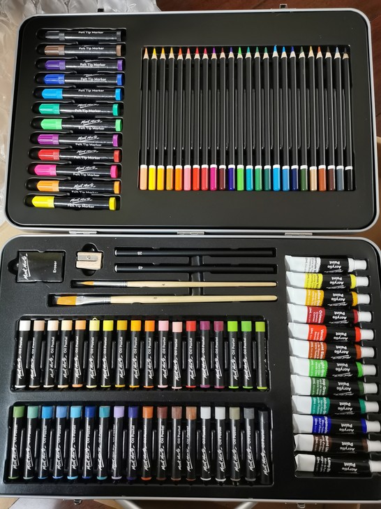 全新绘画套装，彩笔蜡笔和颜料